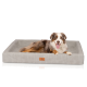 Ein glücklicher Australian Shepherd Hund liegt auf einem grauen Haustierbett mit einer lederähnlichen Textur und einem kleinen Logosticker.