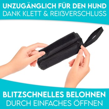 Eine Person hält eine schwarze Hundeleckerlitasche mit Reißverschluss und Klettverschluss, mit Text auf Deutsch über schnelle Belohnungen für Hunde.