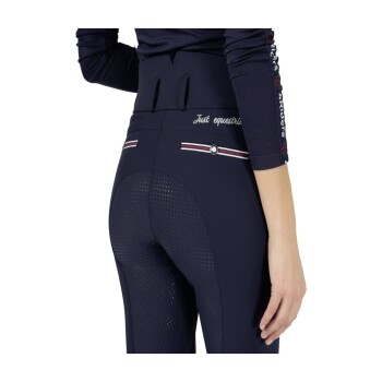 Eine Nahaufnahme des Rückens einer Frau, die marineblaue Reitleggings mit hohem Bund trägt, mit dem Text "Just equestrian" und dekorativen Taschen.