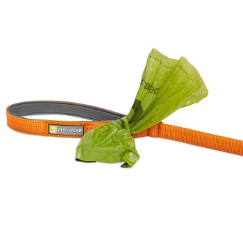Orangefarbene Hundeleine mit weichem Griff und einer grünen Mülltüte, mit dem "RUFFWEAR"-Logo am Griff.
