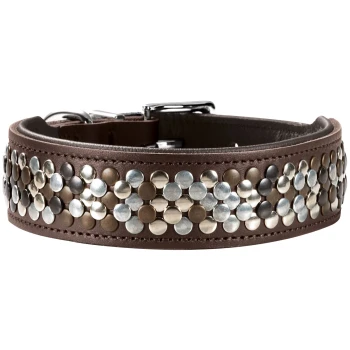 Stilvolle braune Leder-Hundehalsband, verziert mit metallischen Nieten in Silber, Gold und Bronze, das ein dekoratives Muster zeigt.