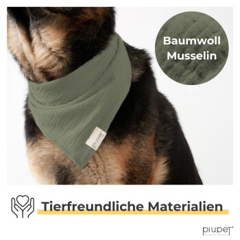 Eine Nahaufnahme eines Hundes, der ein grünes Musselin-Bandana trägt, mit einem Etikett, das "piupet" liest. Der Text darunter besagt "Tierfreundliche Materialien."