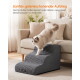 Flauschige Ragdoll-Katze, die graue, strukturierte Haustiertreppen neben einem beigen Sofa hinaufklettert; sichtbarer Text 'Sanfter, gelenkschonender Aufstieg'.