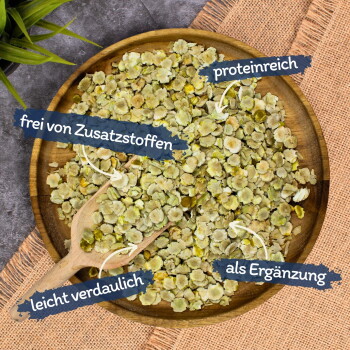 Eine Holzschüssel mit grünen Haferflocken und einem Messlöffel, beschriftet mit "reich an Protein", "ohne Zusatzstoffe", "leicht verdaulich" und "als Ergänzung."