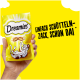 Eine Hand hält eine leuchtend gelbe Tüte mit Dreamies Katzenleckerlis, mit einer verspielten Cartoon-Katze und dem Text "EINFACH SCHÜTTELN-ZACK, SCHON DA!"