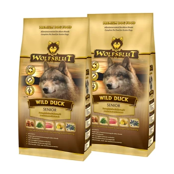 Zwei Tüten Wolfsblut Premium-Hundefutter mit der Aufschrift 'Wild Duck Senior', mit dem Gesicht eines Wolfes und Bildern von Zutaten wie Kartoffeln und Beeren.
