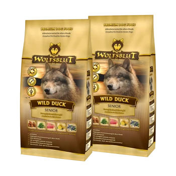 Zwei Tüten Wolfsblut Premium-Hundefutter mit der Aufschrift 'Wild Duck Senior', mit dem Gesicht eines Wolfes und Bildern von Zutaten wie Kartoffeln und Beeren.
