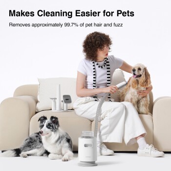 Person saugt einen Hund auf einer Couch mit einem Tierhaarstaubsauger; sichtbarer Text: Makes Cleaning Easier for Pets und 99,7% des Tierhaars entfernt.