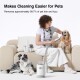 Person saugt einen Hund auf einer Couch mit einem Tierhaarstaubsauger; sichtbarer Text: Makes Cleaning Easier for Pets und 99,7% des Tierhaars entfernt.