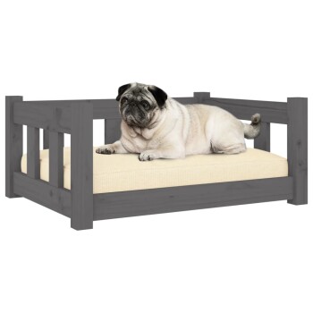 Ein Mops, der auf einem gemütlichen, beigen Haustierbett mit einem dunklen Holzrahmen entspannt, das ein komfortables und stilvolles Design zeigt.