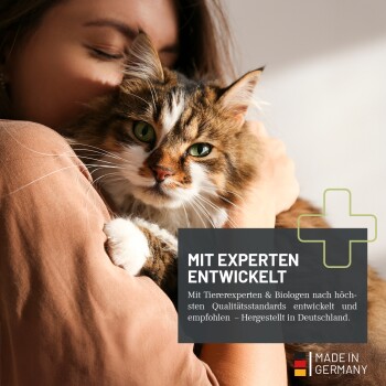 Eine Person hält eine flauschige getigerte Katze mit grünen Augen, deutscher Text lautet "MIT EXPERTEN ENTWICKELT" und "Made in Germany."