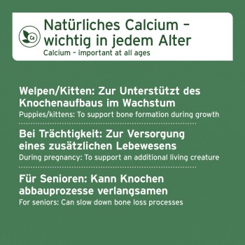 Grünes Tieretikett: 'Natürliches Calcium' – 'Calcium – wichtig in jedem Alter'; erwähnt Welpen/Kätzchen, Trächtigkeit, Senioren.