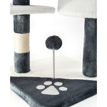Nahaufnahme eines plüschigen grau-weißen Katzenbaums mit einem Seilkratzbaum, einem baumelnden, flauschigen Ball und einem weißen Pfotenabdruck an der Basis.