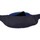 Eine blaue Tragetasche für Haustiere mit einer Netz-Tasche, die ein Smartphone zeigt, das teilweise im Hauptfach steckt.