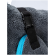 Nahaufnahme eines grauen Haustierhandtuchs mit einem schwarzen verstellbaren Riemen und blauen Akzenten, ideal zum Trocknen von Haustieren nach dem Baden.