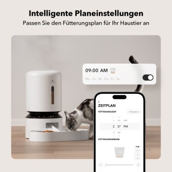Eine Katze, die aus einem modernen automatischen Haustierfutterspender frisst, mit einem Smartphone, das die Fütterungszeitpläneinstellungen auf Deutsch anzeigt.