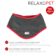 Ein graues und rotes Haustierkühlbandana mit einer strukturierten Oberfläche, beschriftet mit 'RELAXOPET', das Text über Überhitzungsschutz und Reiseeignung enthält.