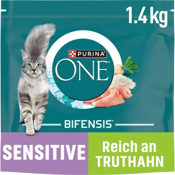 Purina ONE Bifensis Sensitive Katzenfutterbeutel, mit einer grauen Katze, Bildern von Truthahn, Reis und Gemüse; 1,4 kg Größe.