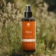Sprühflasche mit Aufschrift 'Zitra' von Waldkraft – 'Gegen Zecken, Effektives Biozid, 100 ml', orangefarbenes Etikett steht im Gras.