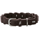 Brauner Lederhundehalsband mit wellenförmigem Design, silberner Schnalle und einem kleinen Logoanhänger der Marke 'HUNTER'.