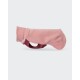 Ein weicher rosa Fleece-Hundepullover mit einem maronfarbenen Rand, entworfen für Wärme und Komfort, mit einem Loch für die Leinenbefestigung.
