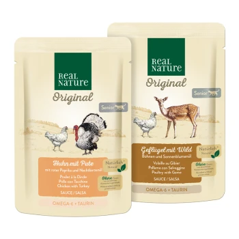 Zwei Real Nature Original Senior-Tierfutter-Beutel mit den Geschmacksrichtungen Huhn & Truthahn bzw. Geflügel mit Wild, Tierillustrationen und der Angabe 'Omega-6 + Taurin'.