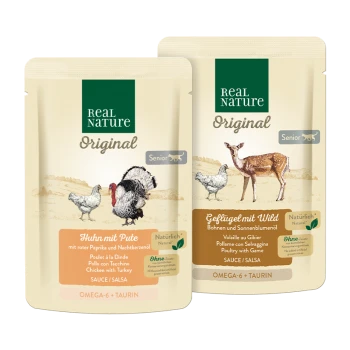 Zwei Real Nature Original Senior-Tierfutter-Beutel mit den Geschmacksrichtungen Huhn & Truthahn bzw. Geflügel mit Wild, Tierillustrationen und der Angabe 'Omega-6 + Taurin'.