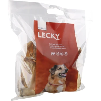 Transparenter Plastikbeutel mit 'LECKY' Hundeleckerlis mit einem lächelnden Hund, beschriftet mit 'Öhrli light vom Rind' und 'Orecchie leggere di manzo.'