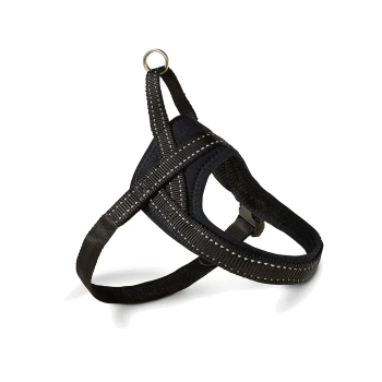 Schwarzes gepolstertes Hundegeschirr mit reflektierend gesteppten Riemen, Metall-D-Ring und seitlicher Schnalle vor weißem Hintergrund.