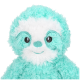 Ein flauschiges, mintgrünes Haustierspielzeug, das einem Bären ähnelt, mit weichem, strukturiertem Fell vor einem schwarzen Hintergrund.