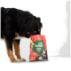 Schwarzer Hund schnüffelt an rotem VUTTER!-Hundefutterbeutel mit der Aufschrift 'Pflanzlich Vollwertig Lecker'.