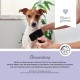 Eine Person bürstet einen kleinen Hund, mit deutschen Anweisungen für das Pflegespray und einem Banner "Hergestellt in Deutschland."