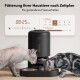 Zwei Katzen, die aus einem schwarzen automatischen Futterspender fressen, der die Uhrzeit 08:25 Uhr und Einstellungen für Portionsgrößen und Häufigkeit anzeigt.