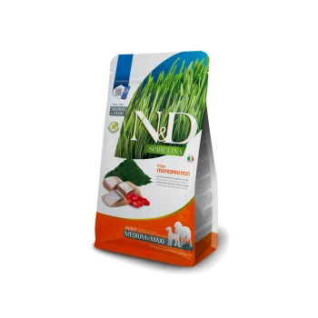 Torba z karmą dla psów oznaczona "N&D Spirulina" z rybą jako głównym źródłem białka, z ilustracjami zielonej spiruliny i czerwonych jagód.