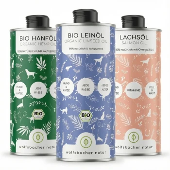 Drei Flaschen Tieröle: Bio-Leinöl (blau), Lachsöl (rosa) und Bio-Hanföl (grün), beschriftet für Hunde und Katzen.