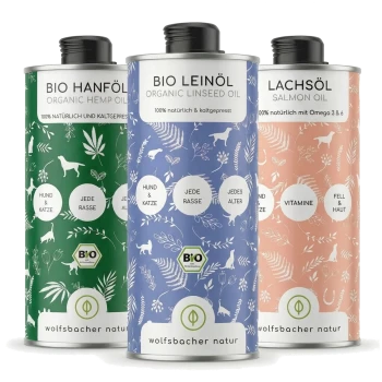 Drei Flaschen Tieröle: Bio-Leinöl (blau), Lachsöl (rosa) und Bio-Hanföl (grün), beschriftet für Hunde und Katzen.