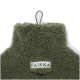 Kragen eines olivgrünen Sherpa-Haustiermantels mit Kordelzugstopper und weißem, aufgenähtem Etikett mit der Aufschrift "PAIKKA".