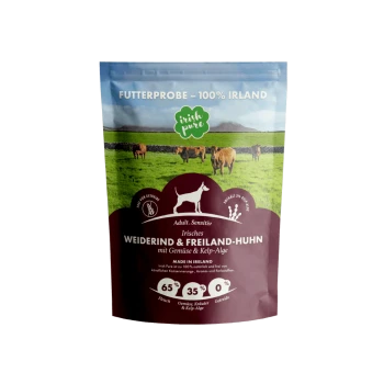 Hundefutterverpackung mit der Marke "Irish Pure", beschriftet mit "Adult. Sensitiv. Weiderind & Freiland-Huhn mit Gemüse & Kelp-Alge," mit 65% Fleischanteil.