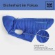 Eine blaue Hundejacke mit Kapuze, Reißverschlusstasche und reflektierenden Details, gekennzeichnet für Sicherheit auf Deutsch.