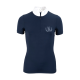 Marineblaue Reitshirt mit einem weißen Kragen und einem halben Reißverschluss, mit einem Hufeisen-Logo auf der linken Brust.