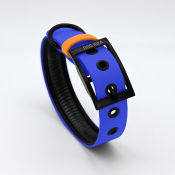 Blaues Hundehalsband mit schwarzer Schnalle und orangefarbenem Akzent, mit mehreren Einstelllöchern und dem Text "THE DOG IDEA."