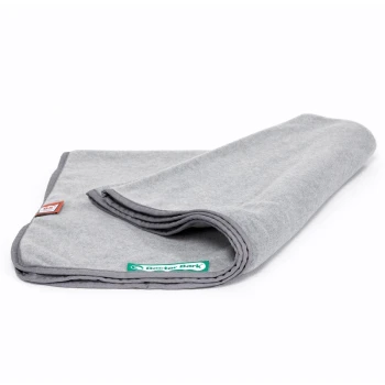 Graue Haustierdecke, ordentlich gefaltet, mit einem grünen "Doctor Bark"-Label und einem kleinen roten Etikett in der Ecke.