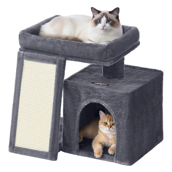 Grauer zweistufiger Kratzbaum mit Sisal-Kratzfläche; oben sitzt eine weiß-braune blauäugige Katze, in der Höhle eine goldfarbene Katze, kleines Markenschild