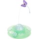 Grünes rundes Katzenspielzeug mit Löchern, einem weißen Ball innen und einem lila Schmetterling, der an einem flexiblen Draht befestigt ist.