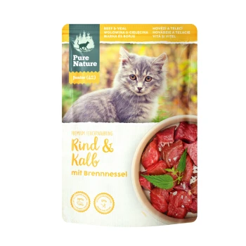 Katzenfutterverpackung mit einem grauen Kätzchen auf einem verschwommenen Hintergrund, mit einer Schüssel Rind- und Kalbfleischstücken, beschriftet "Rind & Kalb mit Brennnessel."