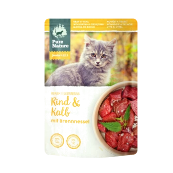 Katzenfutterverpackung mit einem grauen Kätzchen auf einem verschwommenen Hintergrund, mit einer Schüssel Rind- und Kalbfleischstücken, beschriftet "Rind & Kalb mit Brennnessel."