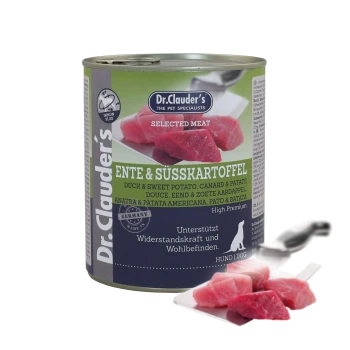 Dose Hundefutter, beschriftet mit "Dr. Clauder's Selected Meat: Ente & Süßkartoffel" mit sichtbaren Fleischstücken auf einem Schneidebrett.
