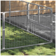 Ein großes, rechteckiges Metall-Hundespielgehege mit einem Tor, das ein Gitterdesign für Sichtbarkeit und Sicherheit aufweist.