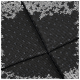 Close-up van een gestructureerde zwarte huisdiermat met een diamantpatroon met kleine verhoogde stippen voor grip en comfort.