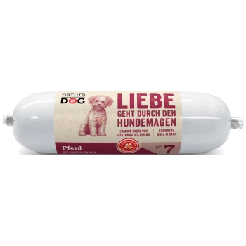Zylindrische Hundefutterverpackung mit der Aufschrift "natura DOG" und einer pinken Hundillustration sowie mehrsprachigem Text über Hundefuttergeschmäcker.